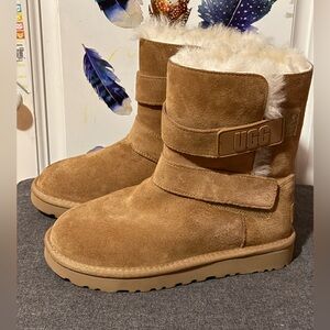 UGG Bailey Graphic Logo Strap SIZE 5 Women H15N2